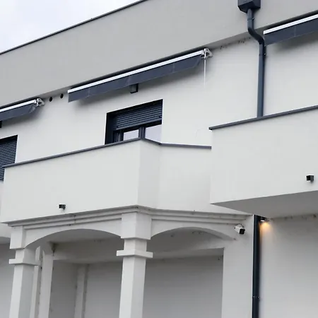 Lux Novi Park ורדניק