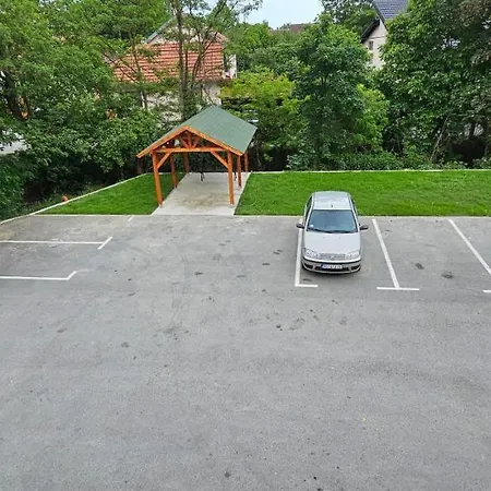 Lux Novi Park 아파트