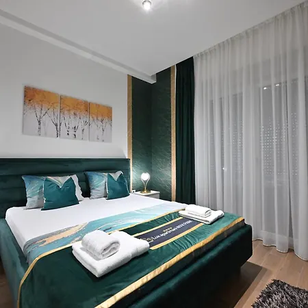 Lux Novi Park Apartment