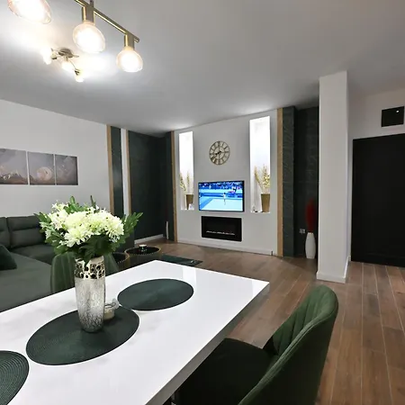 Lux Novi Park ורדניק