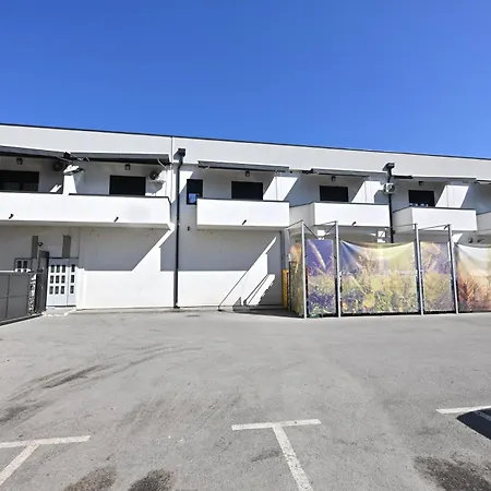 Lux Novi Park דירה *