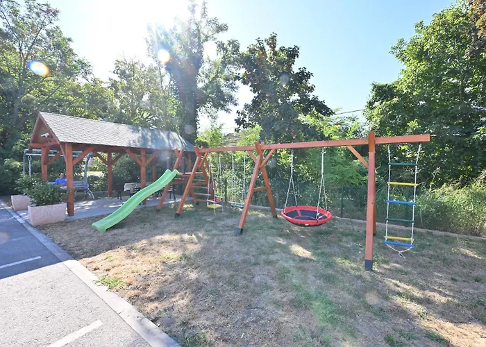 Lux Novi Park Rednek