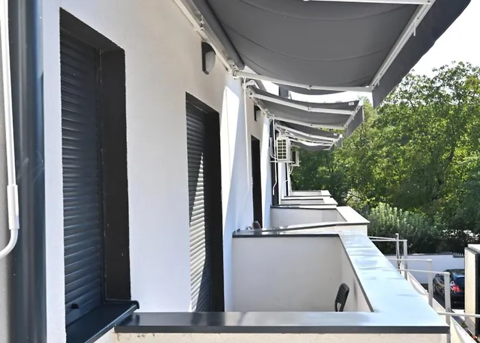 Lux Novi Park * Rednek